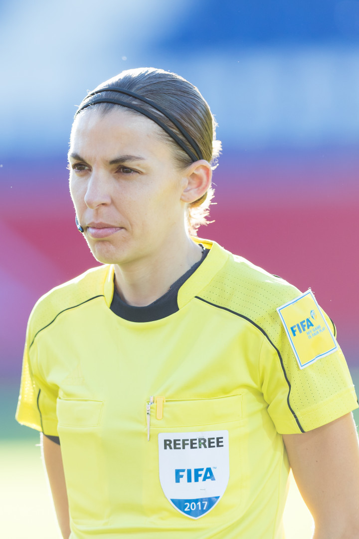 Breaking: Vrouw weet niets van voetbal